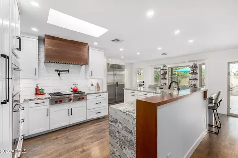 Kitchen - 3220 E Hatcher Rd, Phoenix, AZ 85028 photo 1 of 5