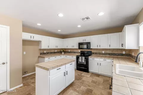 Kitchen - 10518 E Dolphin Ave, Mesa, AZ 85208 photo 3 of 6