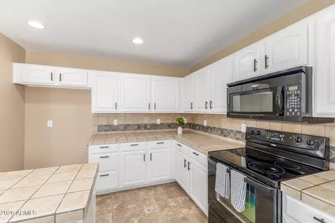 Kitchen - 10518 E Dolphin Ave, Mesa, AZ 85208 photo 6 of 6