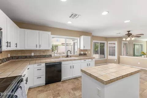 Kitchen - 10518 E Dolphin Ave, Mesa, AZ 85208 photo 5 of 6