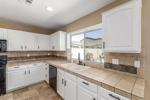 Kitchen - 10518 E Dolphin Ave, Mesa, AZ 85208 photo 4 of 6