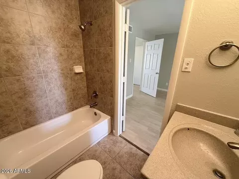 Bath - 1004 E Osborn Rd #E, Phoenix, AZ 85014 photo 1 of 1