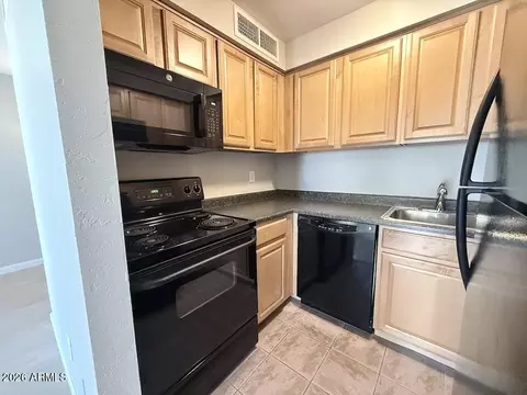 Kitchen - 1004 E Osborn Rd #E, Phoenix, AZ 85014 photo 2 of 3