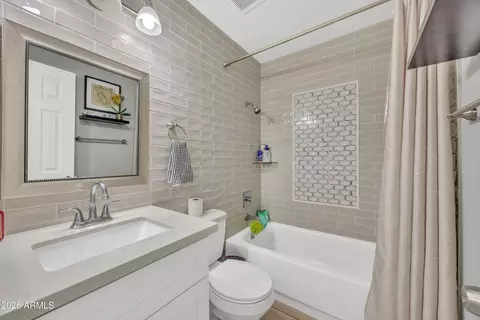 Bath - 2115 W Morrow Dr, Phoenix, AZ 85027 photo 2 of 2