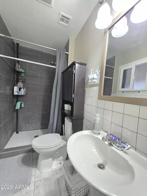 Bath - 8109 W Montecito Ave, Phoenix, AZ 85033 photo 2 of 2