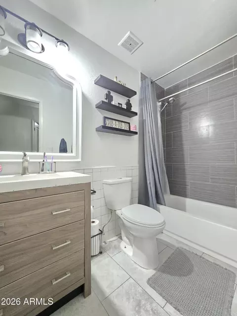 Bath - 8109 W Montecito Ave, Phoenix, AZ 85033 photo 1 of 2