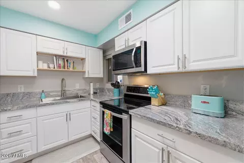 Kitchen - 4175 E Pecan Rd, Phoenix, AZ 85040 photo 2 of 5
