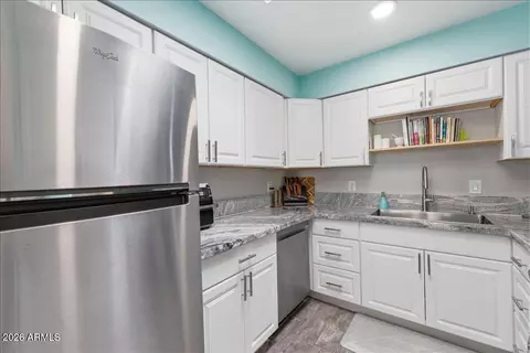 Kitchen - 4175 E Pecan Rd, Phoenix, AZ 85040 photo 3 of 5