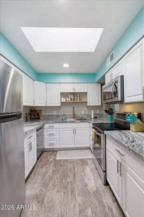 Kitchen - 4175 E Pecan Rd, Phoenix, AZ 85040 photo 4 of 5