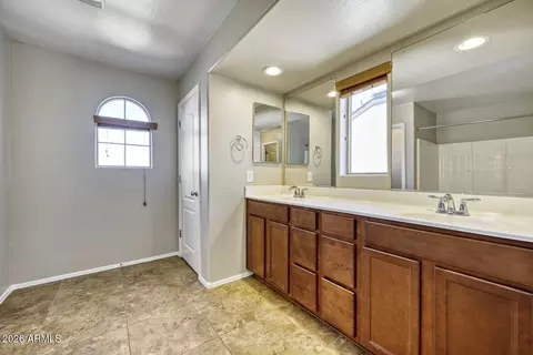 Bath - 2220 S Buckaroo Trl, Gilbert, AZ 85295 photo 2 of 2