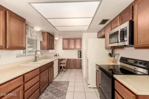 Kitchen - 1302 E Rowlands Ln, Phoenix, AZ 85022 photo 1 of 4