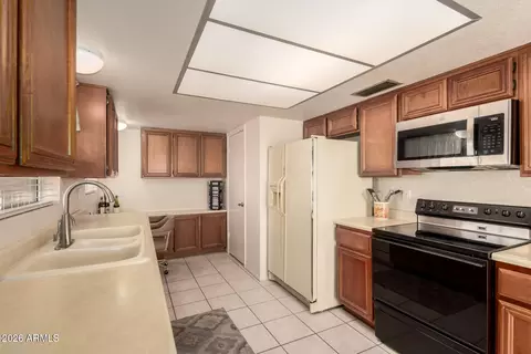 Kitchen - 1302 E Rowlands Ln, Phoenix, AZ 85022 photo 3 of 4