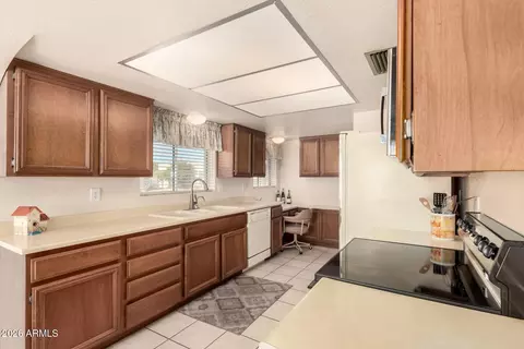 Kitchen - 1302 E Rowlands Ln, Phoenix, AZ 85022 photo 2 of 4