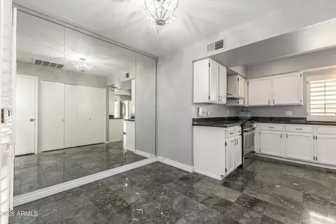Dining - 1930 E Linger Ln, Phoenix, AZ 85020 photo 2 of 3