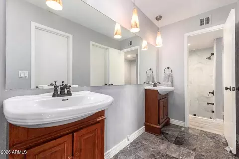 Bath - 1930 E Linger Ln, Phoenix, AZ 85020 photo 2 of 4