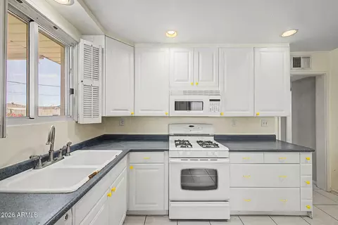 Kitchen - 4230 N 16th Ave, Phoenix, AZ 85015 photo 1 of 2