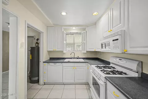 Kitchen - 4230 N 16th Ave, Phoenix, AZ 85015 photo 2 of 2