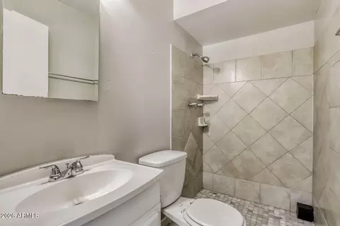 Bath - 2952 N 53rd Dr, Phoenix, AZ 85031 photo 2 of 2