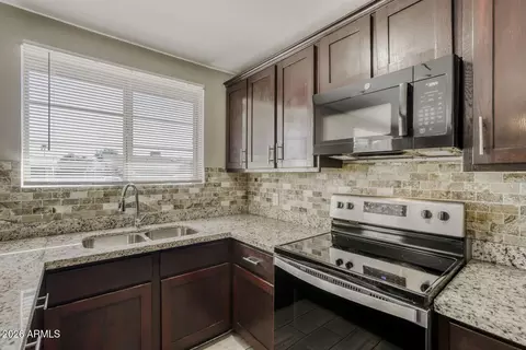Kitchen - 2952 N 53rd Dr, Phoenix, AZ 85031 photo 2 of 3