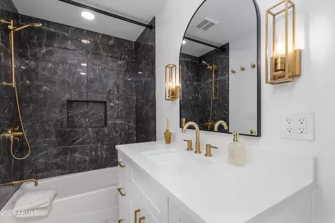 Bath - 3034 E Stella Ln, Phoenix, AZ 85016 photo 1 of 3