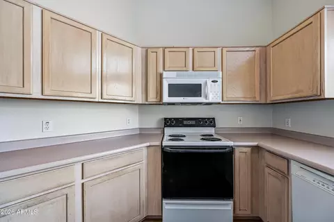 Kitchen - 3930 E Wescott Dr, Phoenix, AZ 85050 photo 4 of 5