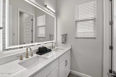 Bath - 5954 E Cat Balue Dr, Phoenix, AZ 85054 photo 2 of 2