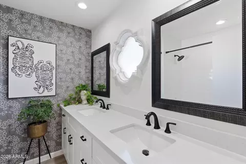 Bath - 4019 E Charter Oak Rd, Phoenix, AZ 85032 photo 2 of 3