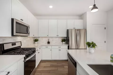 Kitchen - 9231 E Sequence Ave, Mesa, AZ 85212 photo 2 of 3