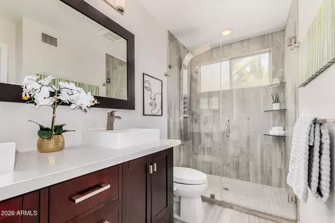 Bath - 3550 E Utopia Rd, Phoenix, AZ 85050 photo 2 of 3