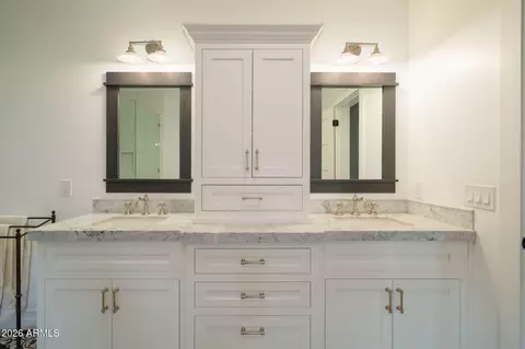 Bath - 5627 E Monterosa St, Phoenix, AZ 85018 photo 2 of 7