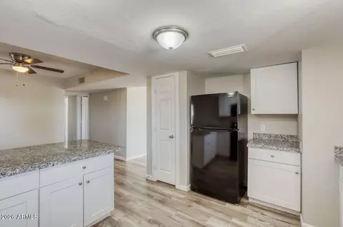 Kitchen - 1050 E Osage Ave, Apache Junction, AZ 85119 photo 4 of 5