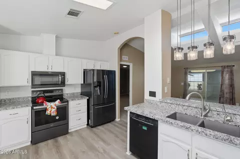 Kitchen - 3301 S Goldfield Rd #1015, Apache Junction, AZ 85119 photo 2 of 2