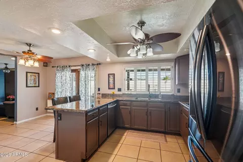 Kitchen - 1810 E Harmont Dr, Phoenix, AZ 85020 photo 3 of 4