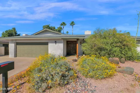 2818 E Calaveros Dr, Phoenix, AZ 85028