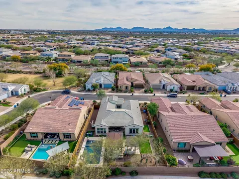 View/Area - 2948 E Crest Ln, Phoenix, AZ 85050 photo 2 of 10
