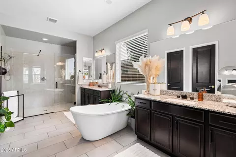 Bath - 2948 E Crest Ln, Phoenix, AZ 85050 photo 1 of 4