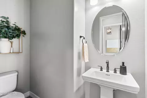 Bath - 2948 E Crest Ln, Phoenix, AZ 85050 photo 2 of 4