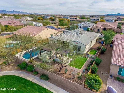View/Area - 2948 E Crest Ln, Phoenix, AZ 85050 photo 3 of 10