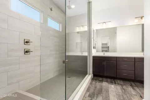 Bath - 1136 E La Mirada Dr, Phoenix, AZ 85042 photo 2 of 3
