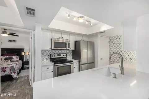 Kitchen - 1333 E Morten Ave #117, Phoenix, AZ 85020 photo 2 of 2