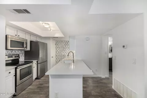 Kitchen - 1333 E Morten Ave #117, Phoenix, AZ 85020 photo 1 of 2