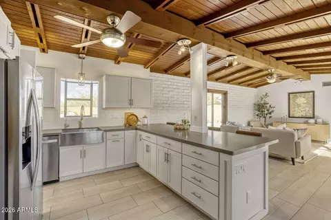 Kitchen - 2308 E Lamar Rd, Phoenix, AZ 85016 photo 3 of 4
