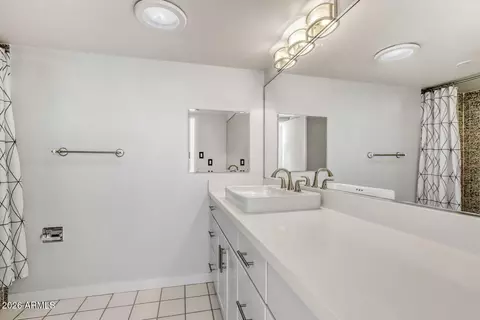 Bath - 2308 E Lamar Rd, Phoenix, AZ 85016 photo 3 of 3