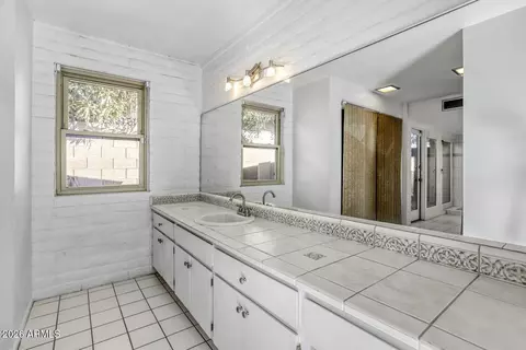Bath - 2308 E Lamar Rd, Phoenix, AZ 85016 photo 1 of 3