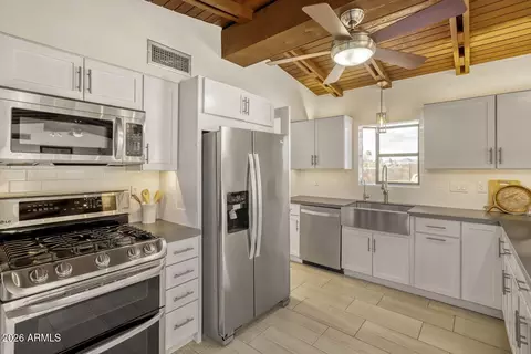 Kitchen - 2308 E Lamar Rd, Phoenix, AZ 85016 photo 2 of 4