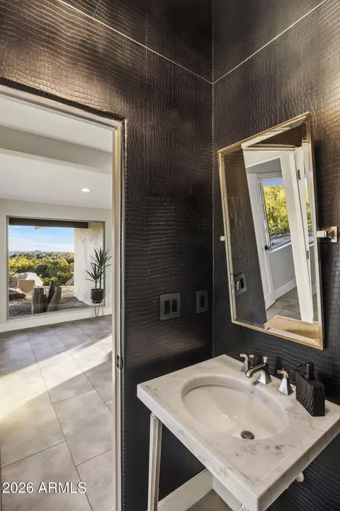 Bath - 5518 E Rockridge Rd, Phoenix, AZ 85018 photo 5 of 6
