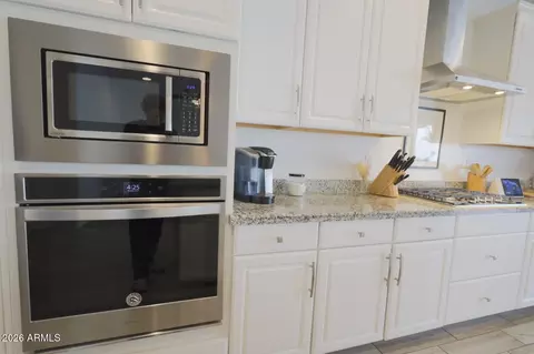Kitchen - 2318 E Harwell Rd, Phoenix, AZ 85042 photo 7 of 11