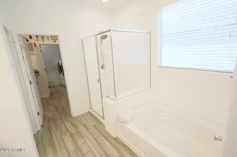Bath - 2318 E Harwell Rd, Phoenix, AZ 85042 photo 5 of 6