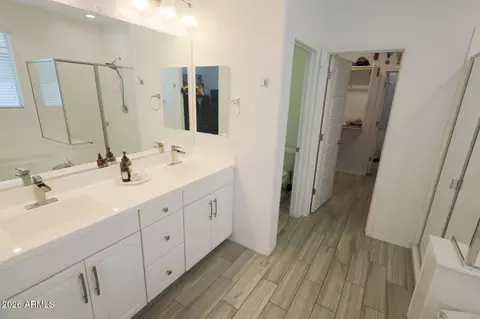 Bath - 2318 E Harwell Rd, Phoenix, AZ 85042 photo 4 of 6