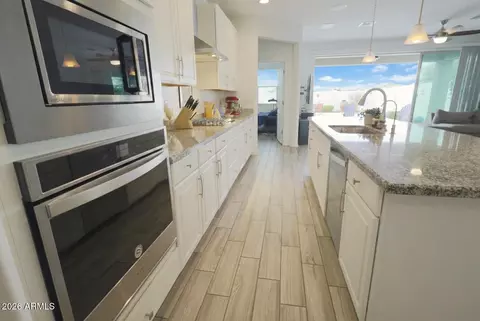 Kitchen - 2318 E Harwell Rd, Phoenix, AZ 85042 photo 6 of 11